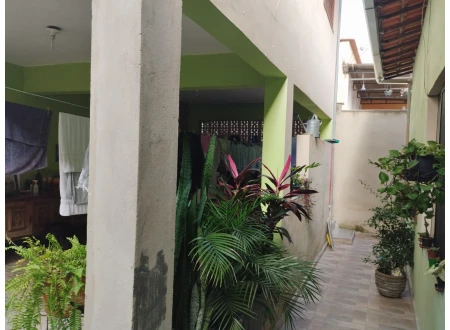 2 casas de 4 quartos e 2 quartos