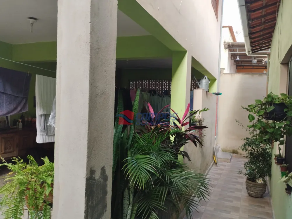 2 casas de 4 quartos e 2 quartos