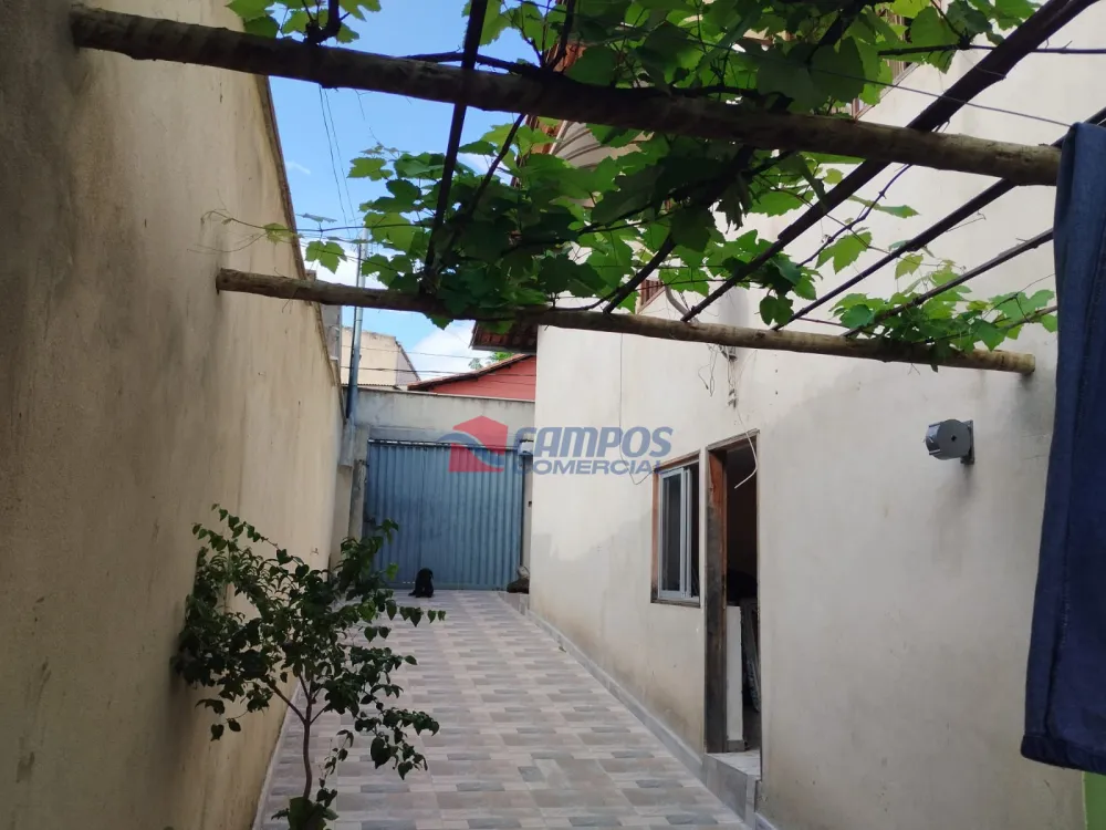 2 casas de 4 quartos e 2 quartos