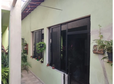 2 casas de 4 quartos e 2 quartos