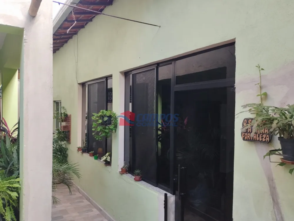 2 casas de 4 quartos e 2 quartos