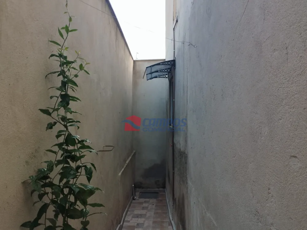 2 casas de 4 quartos e 2 quartos