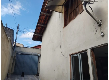 2 casas de 4 quartos e 2 quartos