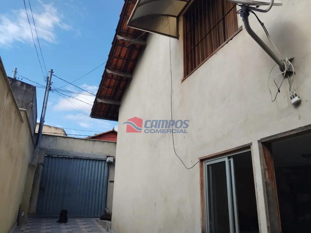 2 casas de 4 quartos e 2 quartos