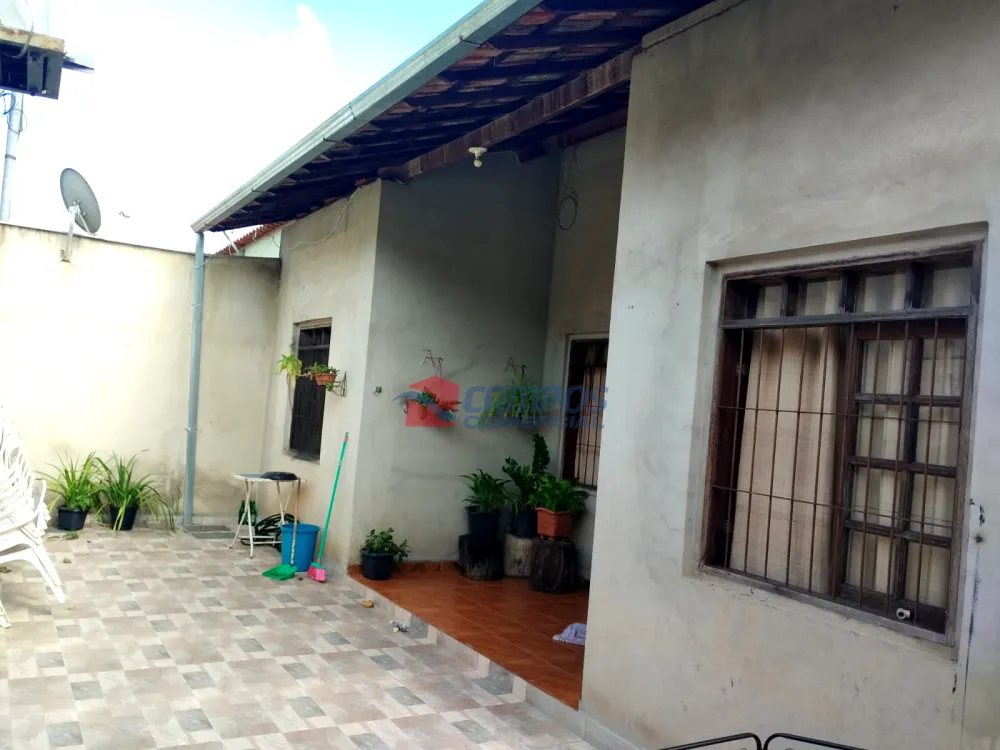 2 casas de 4 quartos e 2 quartos